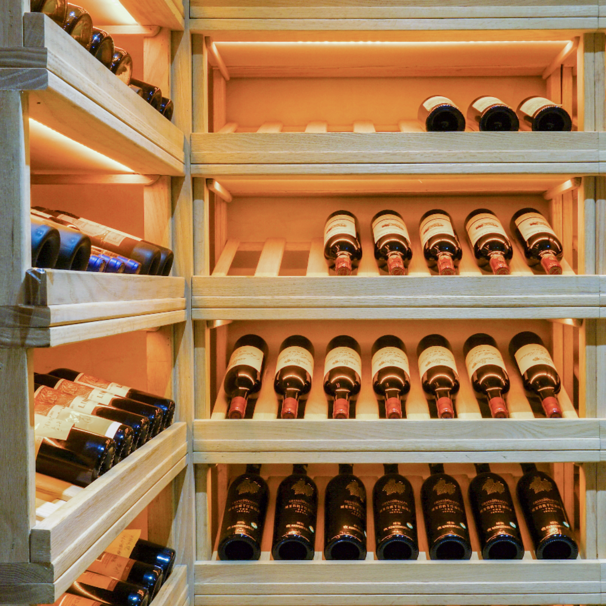 Choose your favorite wine to complement your meal | Sommelier's Choice 3-Bottle Set (10,000 yen, tax included)